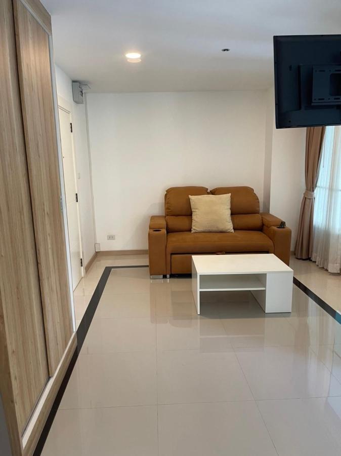 The Lux Ladprao 10 Aparthotel Bangkok Exteriör bild