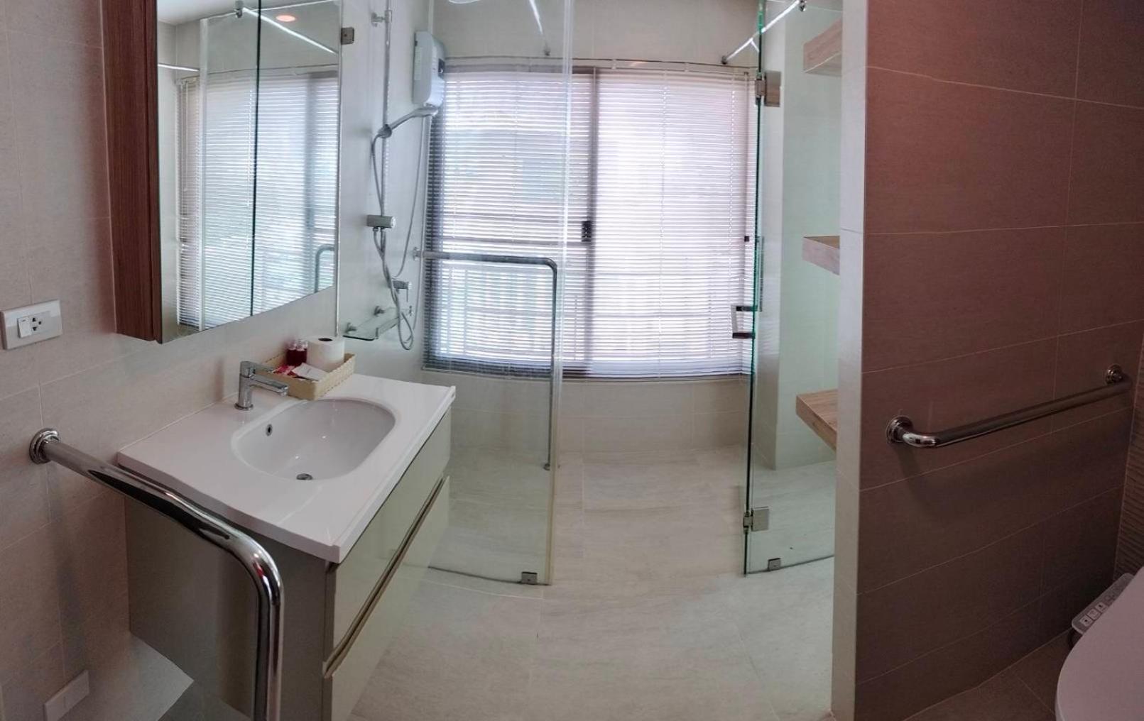 The Lux Ladprao 10 Aparthotel Bangkok Exteriör bild