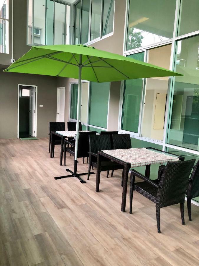 The Lux Ladprao 10 Aparthotel Bangkok Exteriör bild