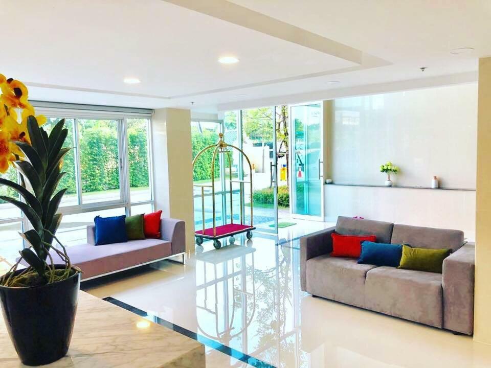 The Lux Ladprao 10 Aparthotel Bangkok Exteriör bild