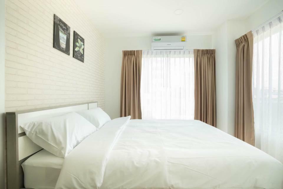 The Lux Ladprao 10 Aparthotel Bangkok Exteriör bild