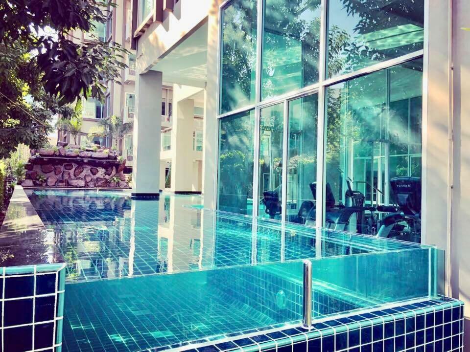 The Lux Ladprao 10 Aparthotel Bangkok Exteriör bild